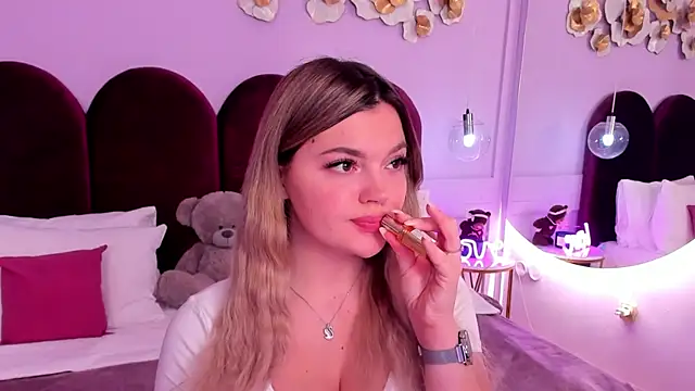 Snapshot of ZaraBloom chatting on 12-15-25, 03:33 ZaraBloom online show from 12-15-25, 03:33