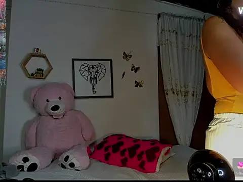 Snapshot of mykaelahoney chatting on 11-27-25, 05:09 mykaelahoney online show from 11-27-25, 05:09