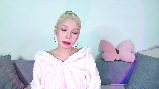 Snapshot of RileyMee chatting on 01-06-25, 03:31 RileyMee online show from 01-06-25, 03:31