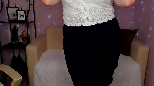 Snapshot of Helens_love chatting on 01-14-25, 05:30 Helens love online show from 01-14-25, 05:30