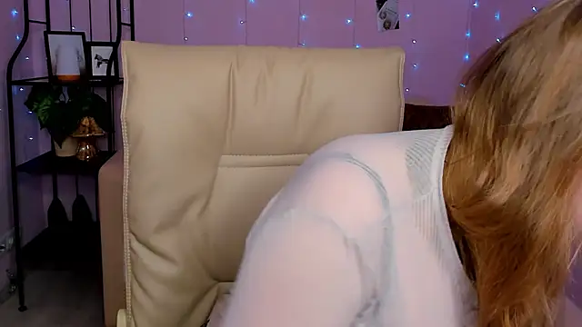 Snapshot of Helens_love chatting on 03-15-25, 01:52 Helens love online show from 03-15-25, 01:52