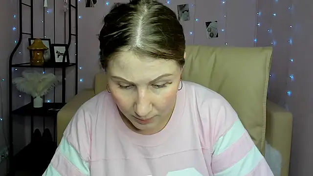 Snapshot of Helens_love chatting on 03-20-25, 03:02 Helens love online show from 03-20-25, 03:02