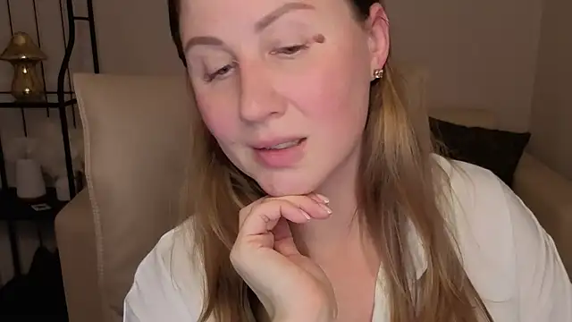 Snapshot of Helens_love chatting on 10-13-25, 07:52 Helens love online show from 10-13-25, 07:52