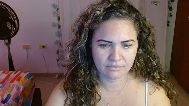 Snapshot of helenca43 chatting on 09-10-25, 01:11 helenca43 online show from 09-10-25, 01:11