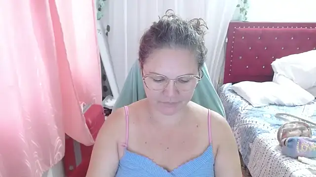 Snapshot of helenca43 chatting on 09-24-25, 11:02 helenca43 online show from 09-24-25, 11:02