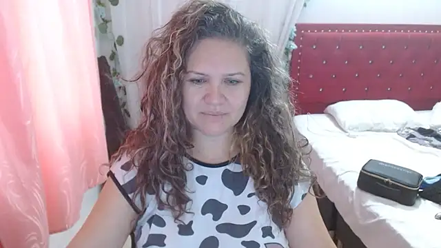 Snapshot of helenca43 chatting on 11-11-25, 11:10 helenca43 online show from 11-11-25, 11:10