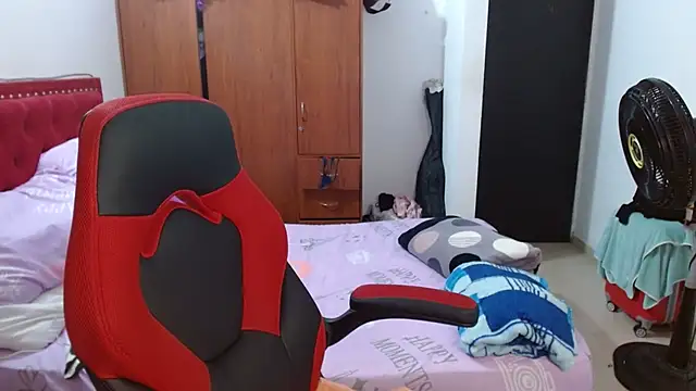 Snapshot of helenca43 chatting on 11-27-25, 10:17 helenca43 online show from 11-27-25, 10:17