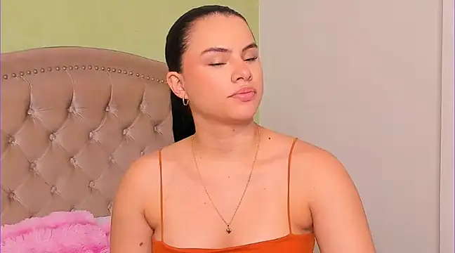 Snapshot of Luciluu20 chatting on 02-21-25, 10:15 Luciluu20 online show from 02-21-25, 10:15