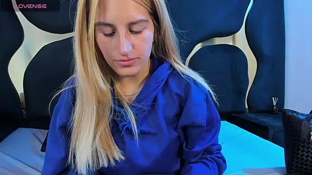 GiaRoussel online show from 02-15-26, 04:25