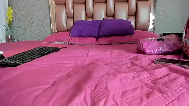 KOURTNEY-- online show from 12-05-25, 01:58