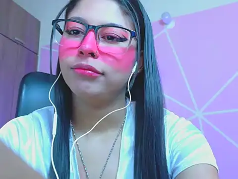 Snapshot of _ALLYSON18_ chatting on 05-12-26, 11:51 ALLYSON18 online show from 05-12-26, 11:51