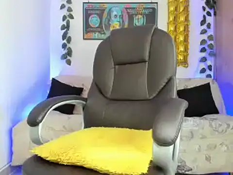 Snapshot of mikee_scooth chatting on 01-19-25, 03:21 mikee scooth online show from 01-19-25, 03:21