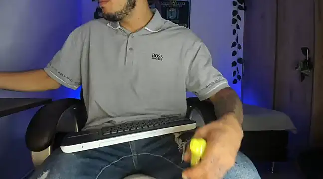 Snapshot of mikee_scooth chatting on 03-14-25, 02:20 mikee scooth online show from 03-14-25, 02:20