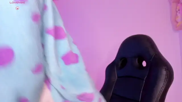 Snapshot of Karito-28 chatting on 12-20-24, 04:04 Karito-28 online show from 12-20-24, 04:04