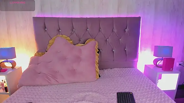 Snapshot of Karito-28 chatting on 09-10-25, 01:44 Karito-28 online show from 09-10-25, 01:44