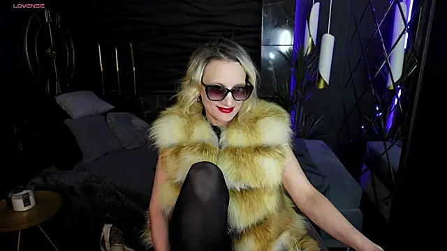 Snapshot of Queen_Anna_ chatting on 12-14-24, 04:42 Queen Anna online show from 12-14-24, 04:42