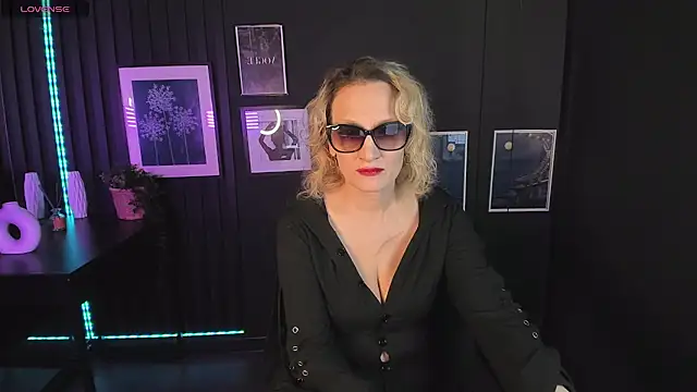 Snapshot of Queen_Anna_ chatting on 12-15-24, 01:22 Queen Anna online show from 12-15-24, 01:22