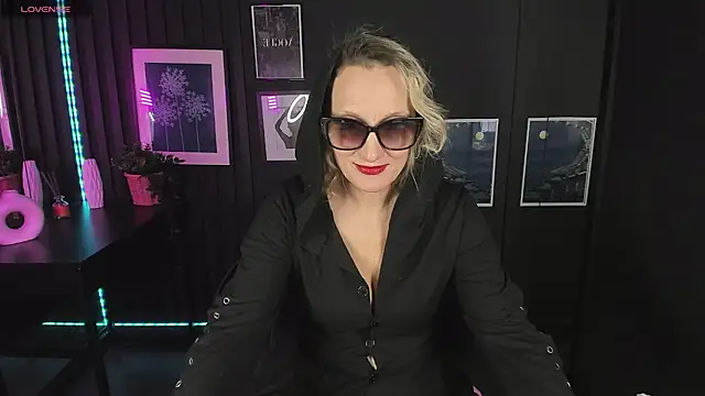 Snapshot of Queen_Anna_ chatting on 12-22-24, 01:44 Queen Anna online show from 12-22-24, 01:44
