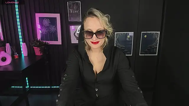 Snapshot of Queen_Anna_ chatting on 12-22-24, 04:48 Queen Anna online show from 12-22-24, 04:48