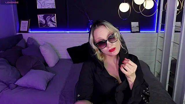 Snapshot of Queen_Anna_ chatting on 01-11-25, 07:49 Queen Anna online show from 01-11-25, 07:49