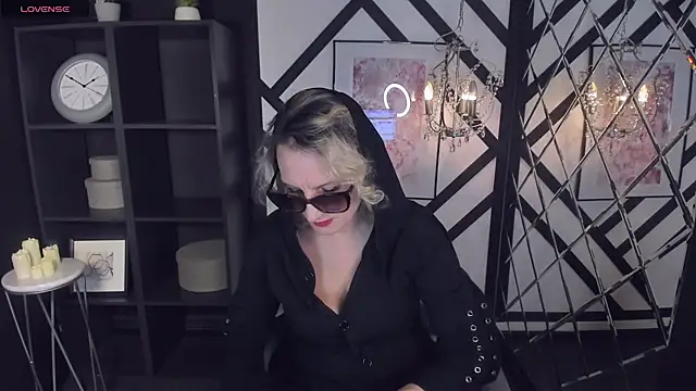 Snapshot of Queen_Anna_ chatting on 01-13-25, 06:59 Queen Anna online show from 01-13-25, 06:59