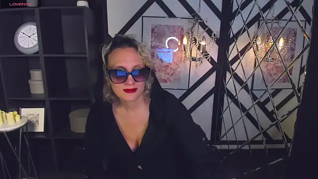 Snapshot of Queen_Anna_ chatting on 01-14-25, 08:04 Queen Anna online show from 01-14-25, 08:04