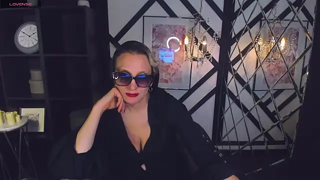 Snapshot of Queen_Anna_ chatting on 01-15-25, 02:06 Queen Anna online show from 01-15-25, 02:06