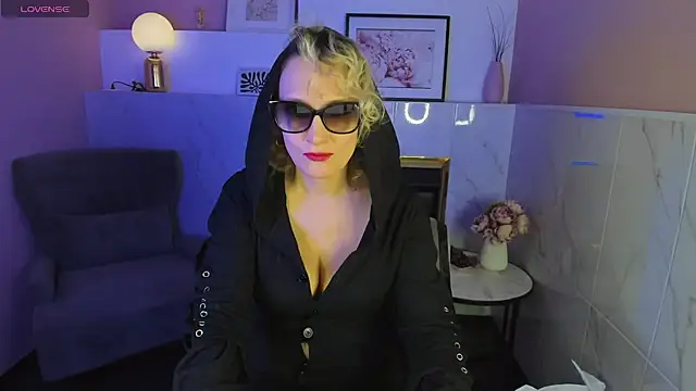 Snapshot of Queen_Anna_ chatting on 01-23-25, 01:45 Queen Anna online show from 01-23-25, 01:45