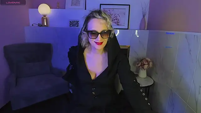 Snapshot of Queen_Anna_ chatting on 01-23-25, 04:48 Queen Anna online show from 01-23-25, 04:48