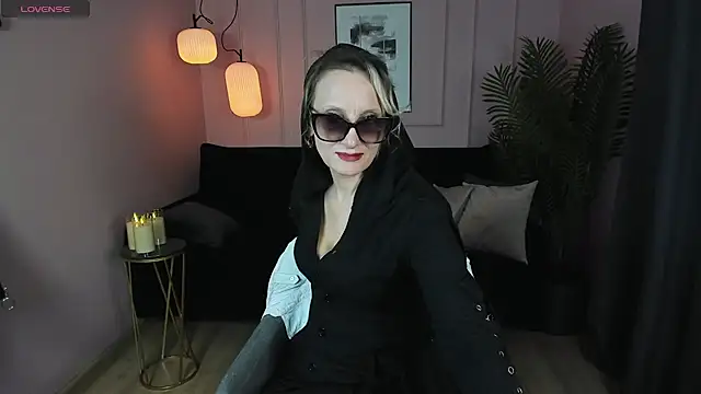 Snapshot of Queen_Anna_ chatting on 01-30-25, 11:55 Queen Anna online show from 01-30-25, 11:55