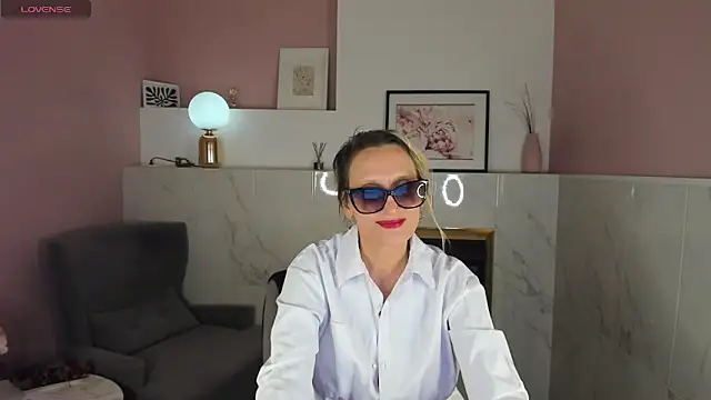 Snapshot of Queen_Anna_ chatting on 02-01-25, 12:18 Queen Anna online show from 02-01-25, 12:18