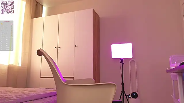 Snapshot of HalieCross chatting on 03-21-25, 04:39 HalieCross online show from 03-21-25, 04:39