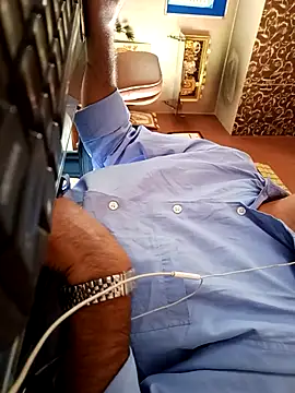 Snapshot of daddy_indian chatting on 02-21-25, 10:17 daddy indian online show from 02-21-25, 10:17