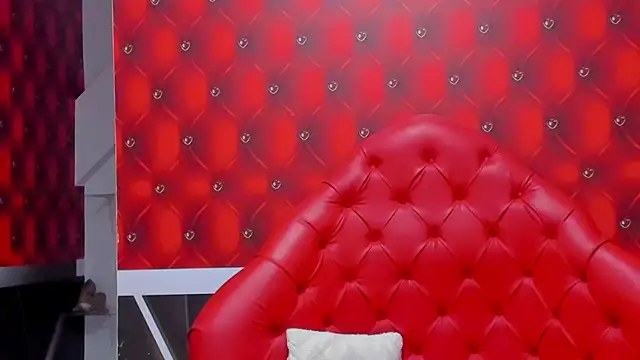 Snapshot of SARAFOXX_ chatting on 02-15-25, 11:50 SARAFOXX online show from 02-15-25, 11:50