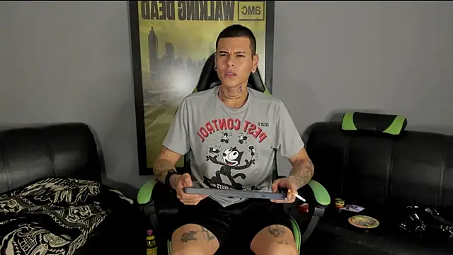 Snapshot of jamesinked_ chatting on 01-04-25, 02:14 jamesinked  online show from 01-04-25, 02:14