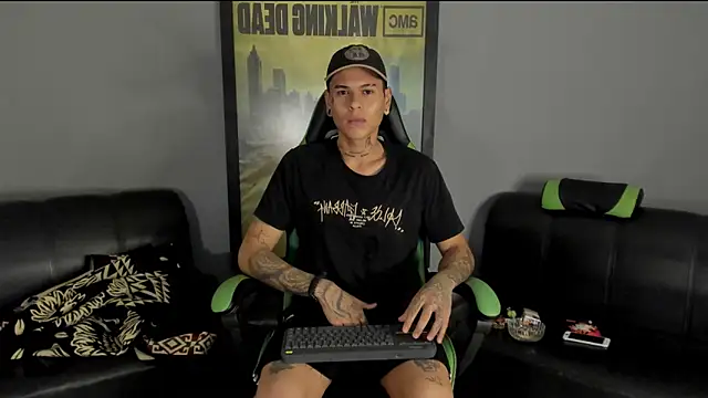 Snapshot of jamesinked_ chatting on 01-10-25, 12:38 jamesinked  online show from 01-10-25, 12:38