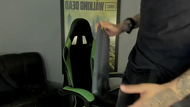 Snapshot of jamesinked_ chatting on 02-09-25, 06:37 jamesinked  online show from 02-09-25, 06:37