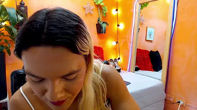 Snapshot of aslyhernandez_7 chatting on 12-30-24, 08:36 aslyhernandez 7 online show from 12-30-24, 08:36