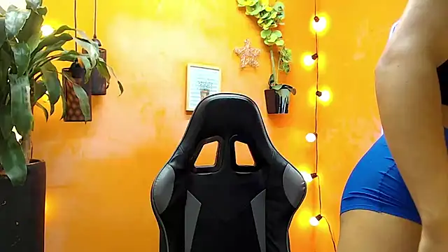 Snapshot of aslyhernandez_7 chatting on 01-27-25, 11:22 aslyhernandez 7 online show from 01-27-25, 11:22