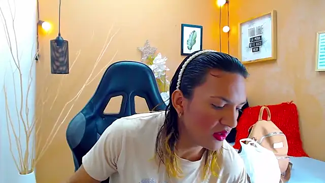 Snapshot of aslyhernandez_7 chatting on 09-20-25, 12:17 aslyhernandez 7 online show from 09-20-25, 12:17