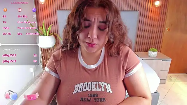 Snapshot of nadine_russo chatting on 12-28-24, 03:37 nadine russo online show from 12-28-24, 03:37