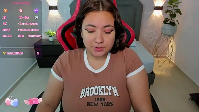 Snapshot of nadine_russo chatting on 01-17-25, 07:16 nadine russo online show from 01-17-25, 07:16