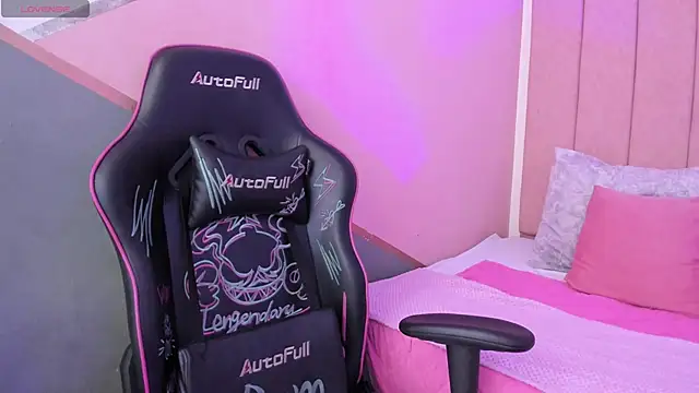 Snapshot of lilith_noahh chatting on 12-12-24, 04:15 lilith noahh online show from 12-12-24, 04:15