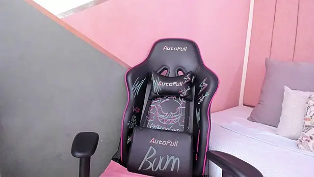 Snapshot of lilith_noahh chatting on 01-19-25, 04:12 lilith noahh online show from 01-19-25, 04:12