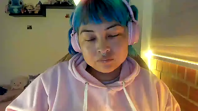 Snapshot of Shaddycute_ chatting on 12-22-25, 01:02 Shaddycute online show from 12-22-25, 01:02