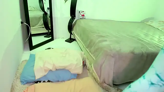 Snapshot of Elle_Lee_ chatting on 12-20-24, 05:14 Elle Lee  online show from 12-20-24, 05:14