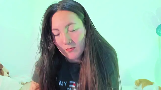 Snapshot of Elle_Lee_ chatting on 03-17-25, 02:34 Elle Lee  online show from 03-17-25, 02:34