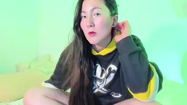 Snapshot of Elle_Lee_ chatting on 03-17-25, 06:21 Elle Lee  online show from 03-17-25, 06:21