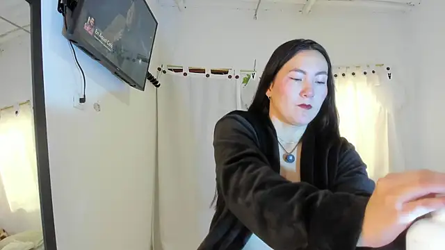 Snapshot of Elle_Lee_ chatting on 10-07-25, 02:47 Elle Lee  online show from 10-07-25, 02:47