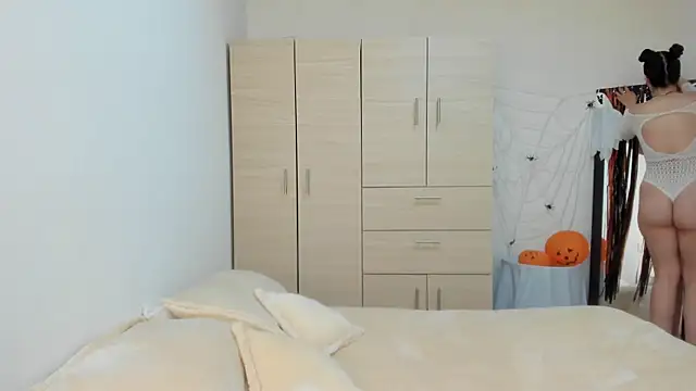 Snapshot of Elle_Lee_ chatting on 10-16-25, 02:29 Elle Lee  online show from 10-16-25, 02:29